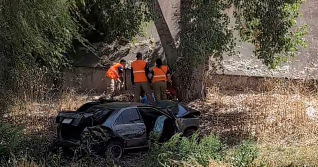 Vuelcan y caen a canal en el trébol de la 28; una joven quedó&nbsp;inconsciente