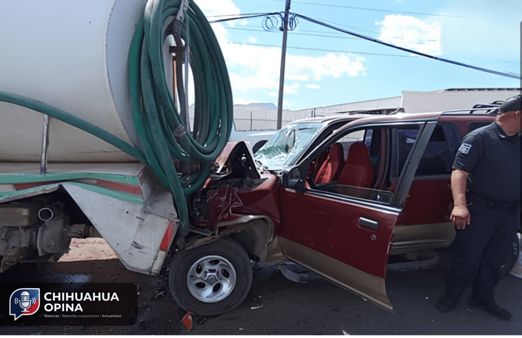 Choque contra pipa deja a conductor prensado en la carretera a&nbsp;Cuauhtémoc