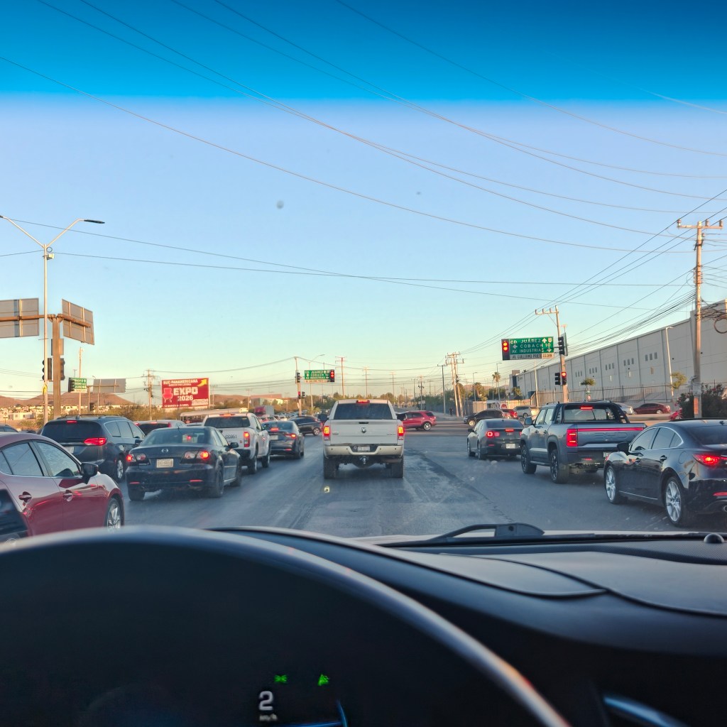 Los semáforos que desesperan a Chihuahua: ciudadanos señalan cruces donde el tráfico no&nbsp;avanza