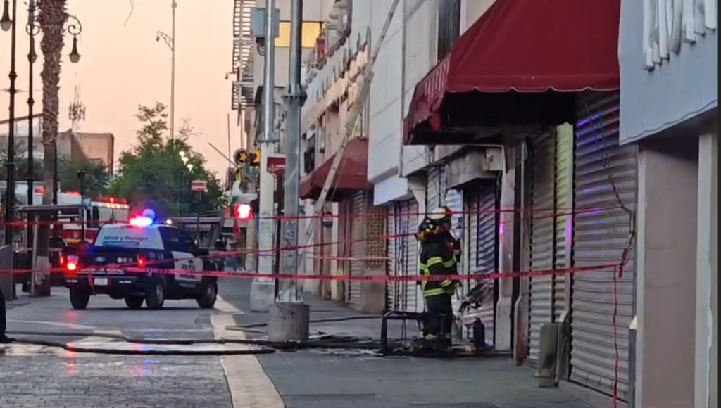Fuego en plena Liber en tienda china: incendio paraliza zona comercial del&nbsp;centro