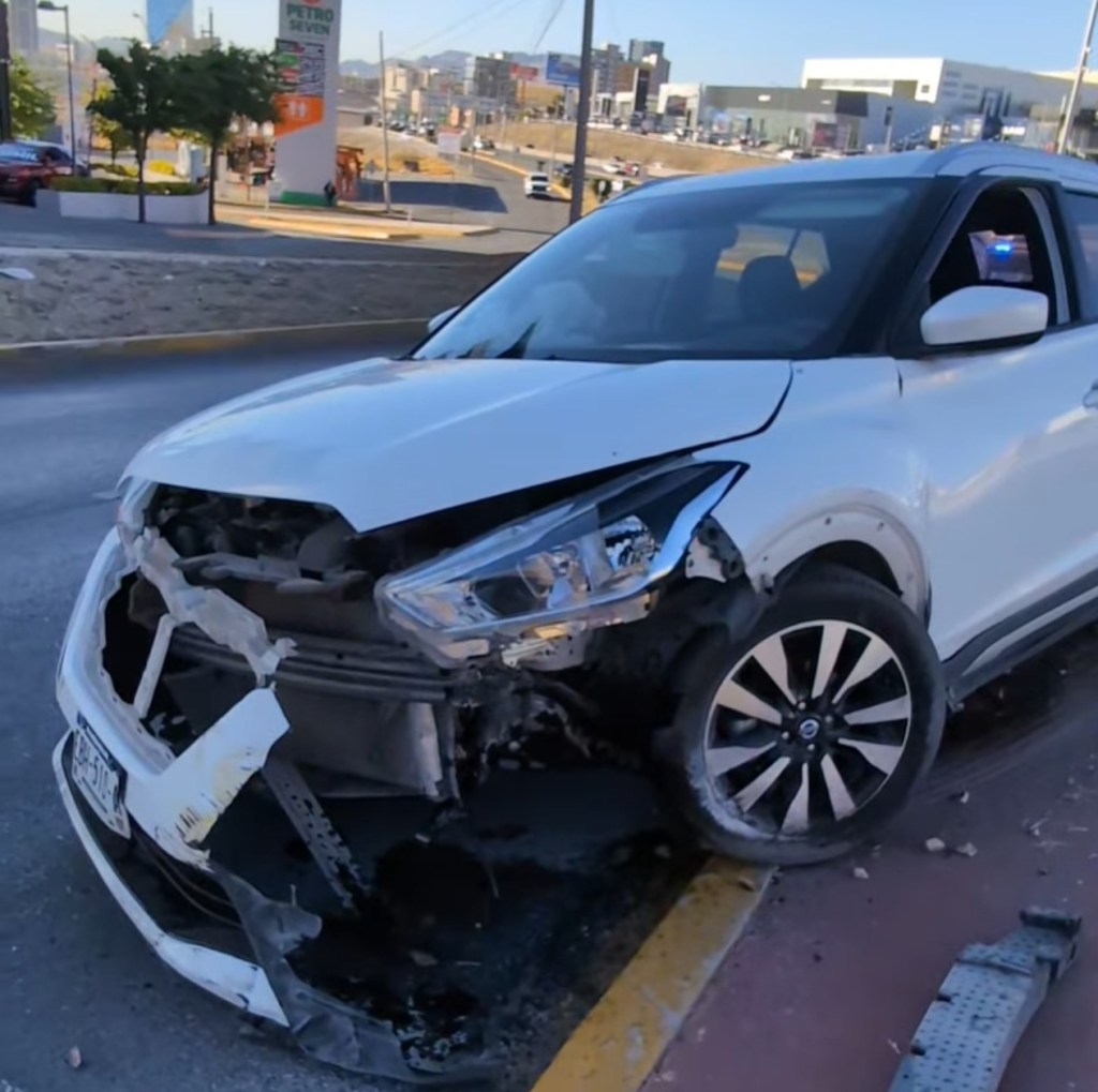 Automovilista termina contra muro en el Periférico tras maniobra para evitar a&nbsp;peatón