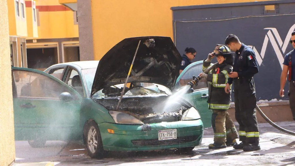 Iban saliendo del motel y terminaron rodeados de bomberos en la&nbsp;Revo